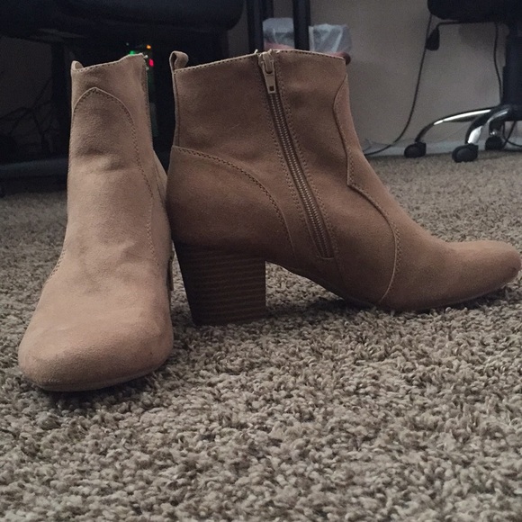 American Eagle Beige Booties - Picture 1 of 3
